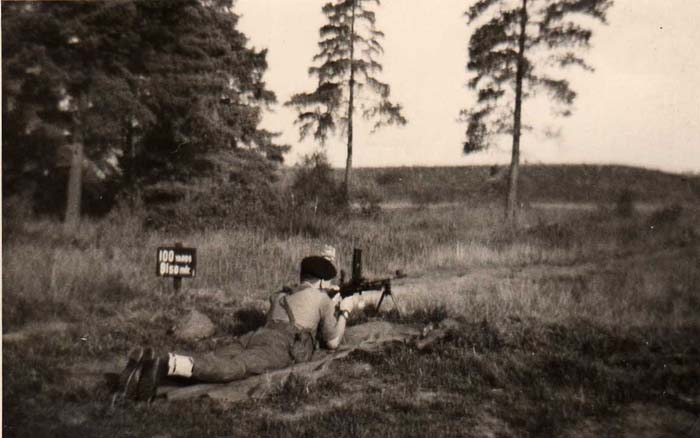 WO11 CSM Burrows firing the LMG from 100yd point, Senelager